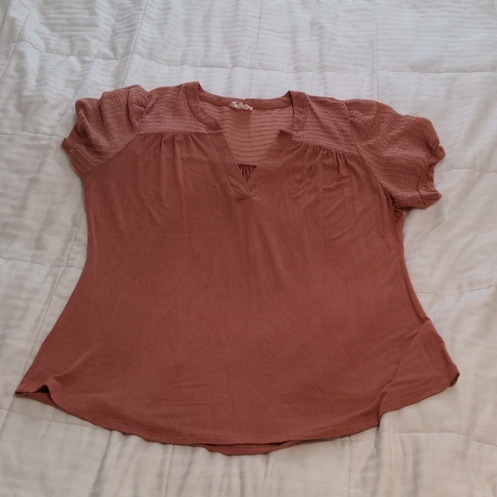 Flower & Feather top with a fun shoulder panel detail size 3 XL